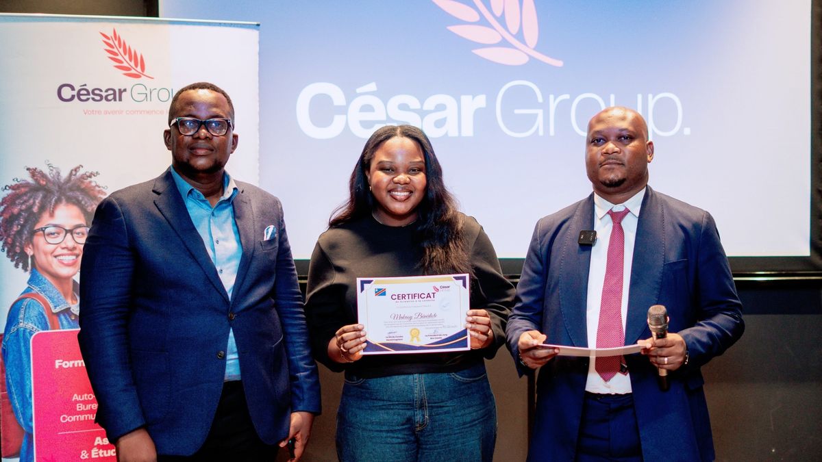 Une apprenante reçoit son certificat de formation des mains de l’équipe de direction de César Group