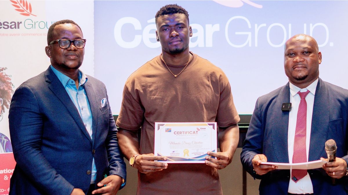 Un apprenant pose avec son certificat de formation, entouré de l’équipe de direction de César Group