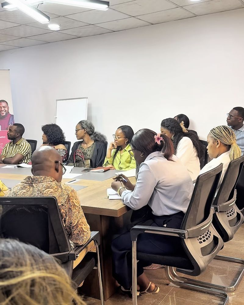 Apprenants attentifs autour de la table pendant une séance de formation