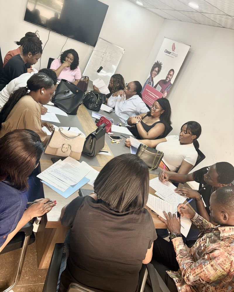 Atelier de groupe : les apprenants travaillent sur leurs dossiers